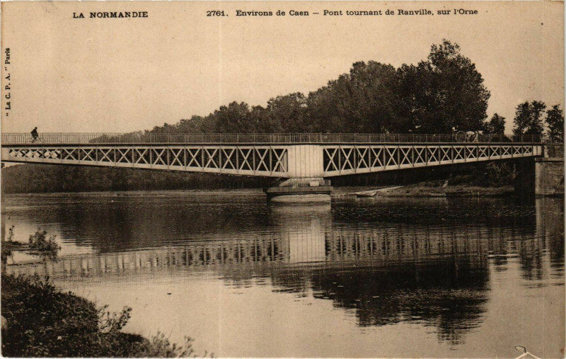 Carte postale ancienne Environs de Caen - Pont tournant de Ranville sur l'Orne à Caen
