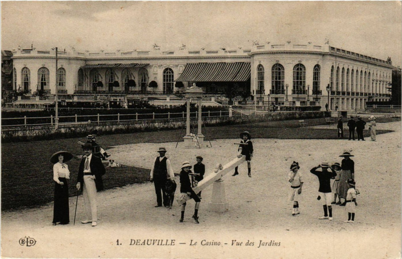 Carte postale ancienne Deauville - Le Casino Vue des Jardins à Deauville