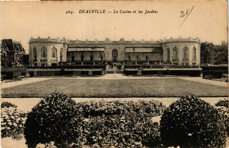 Carte postale ancienne Deauville - Le Casino et les Jardins à Deauville