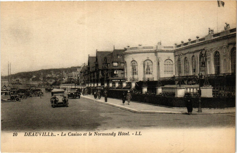 Carte postale ancienne Deauville - Le Casino et le Normandy Hotel à Deauville