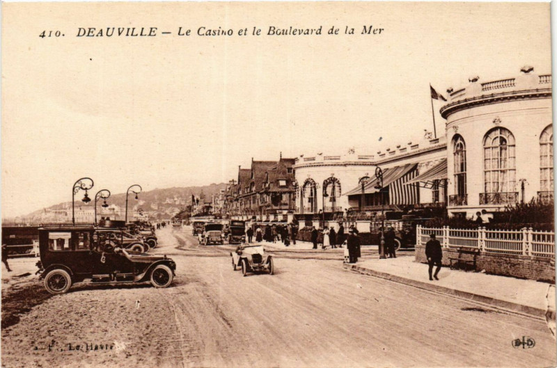 Carte postale ancienne Deauville - Le Casino et le Boulevard de la Mer à Deauville