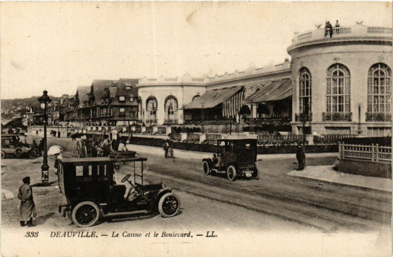 Carte postale ancienne Deauville - Le Casino et le Boulevard à Deauville