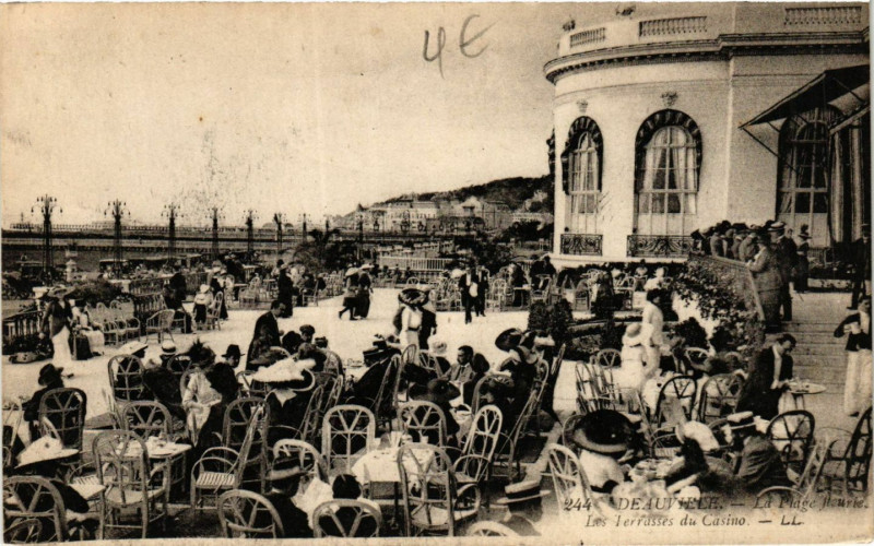 Carte postale ancienne Deauville - La Plage Fleurie les terrasses du Casino à Deauville