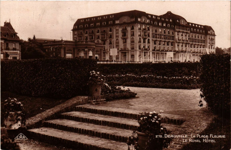 Carte postale ancienne Deauville - La Plage Fleurie Le Royal Hotel à Deauville