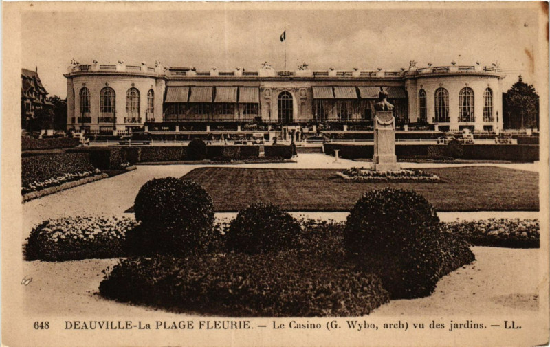 Carte postale ancienne Deauville - La Plage Fleurie Le Casino vu des Jardins à Deauville