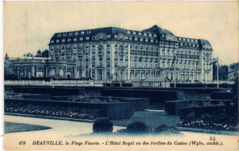 Carte postale ancienne Deauville La Plage Fleurie L'Hotel Royal vu des Jardins du Casino à Deauville