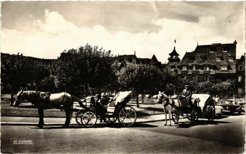Carte postale ancienne Deauville La Plage Fleurie Les fiacres et le Normandy Hotel à Deauville