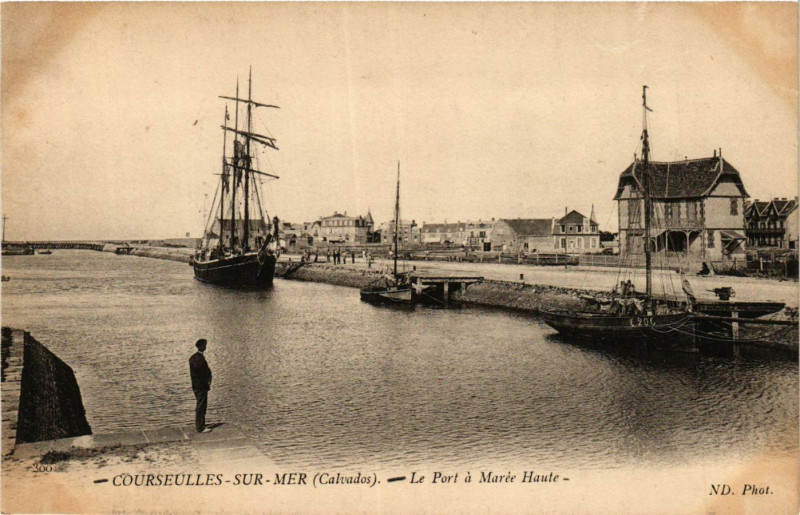 Carte postale ancienne Courseulles-sur-Mer Le Port a Marée Haute à Courseulles-sur-Mer