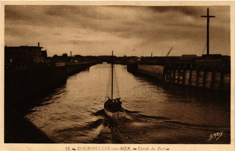Carte postale ancienne Courseulles-sur-Mer Entrée du Port à Courseulles-sur-Mer