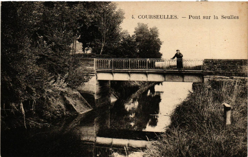 Carte postale ancienne Courseulles - Pont sur la Seulles
