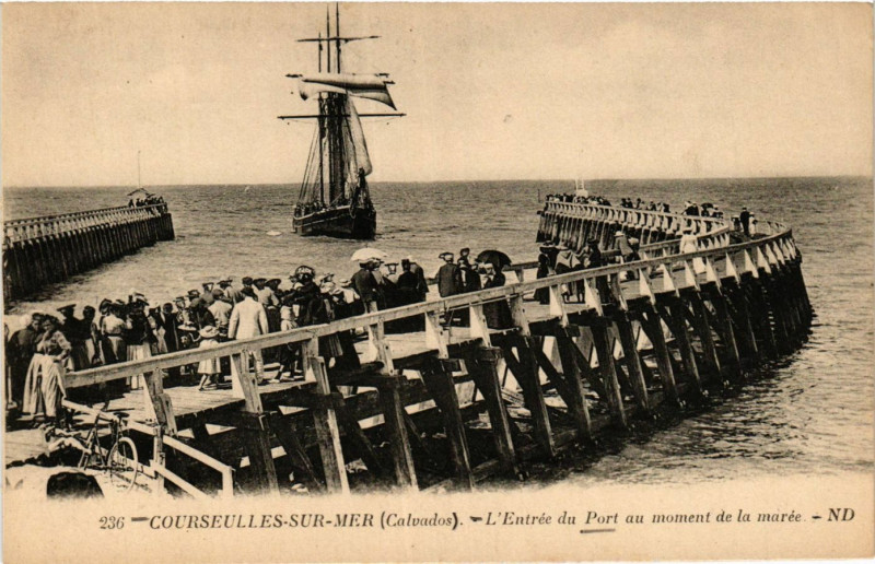 Carte postale ancienne Courseulles-sur-Mer L'Entrée du Port au moment de la marée à Courseulles-sur-Mer