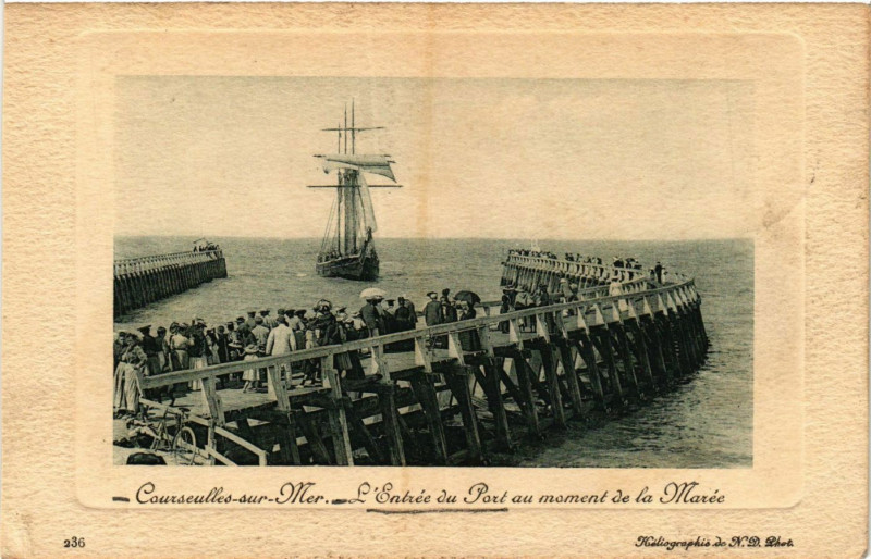 Carte postale ancienne Courseulles-sur-Mer L'Entrée du Port au moment de la Marée à Courseulles-sur-Mer