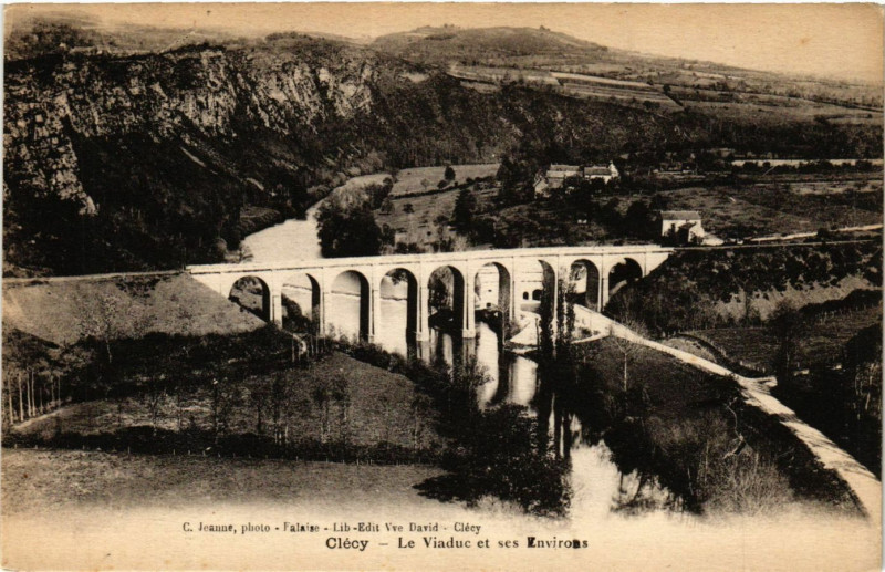 Carte postale ancienne Clecy - Le Viaduc et ses Environs à Clécy