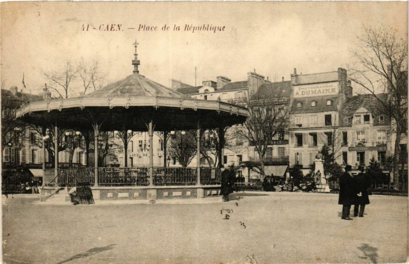 Carte postale ancienne Caen - Place de la République à Caen