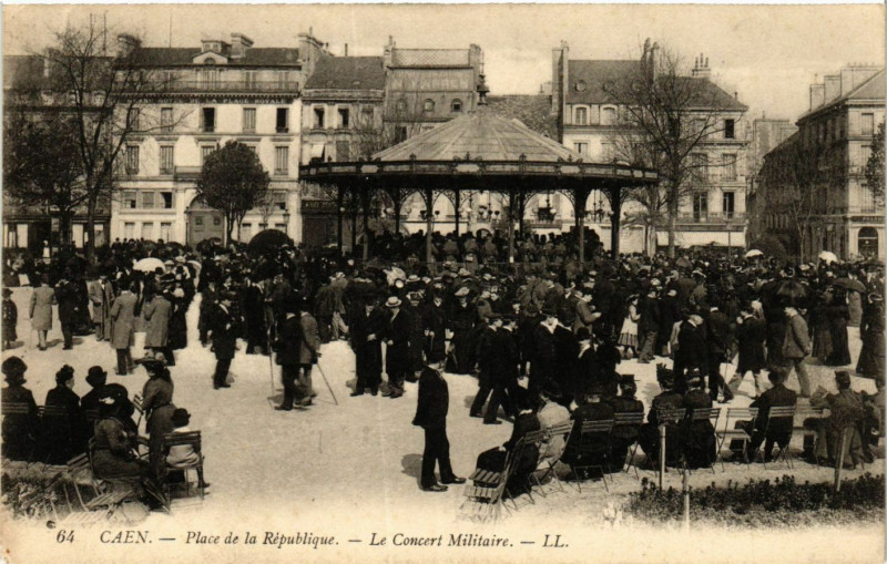 Carte postale ancienne Caen - Place de la Republique Le Concert Militaire à Caen