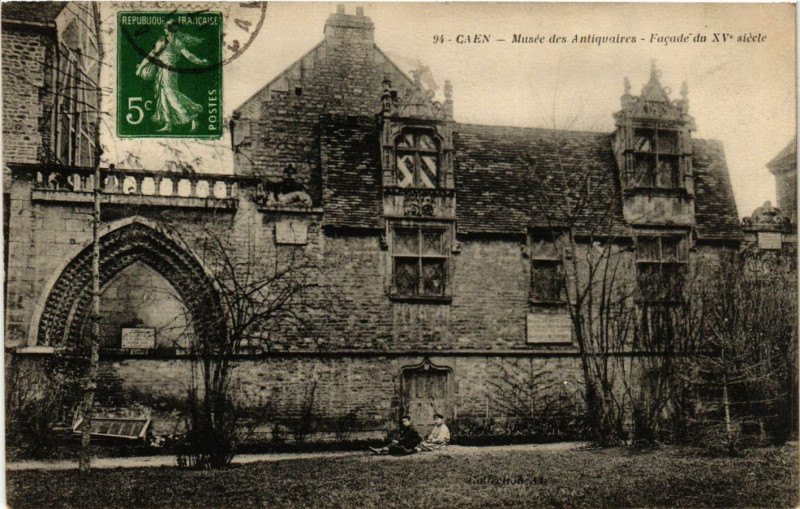 Carte postale ancienne Caen - Musée des Antiquaires Facade du XVe siécle à Caen