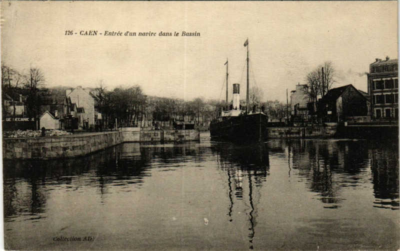 Carte postale ancienne Caen - Entrée d'un navire dans le Bassin à Caen