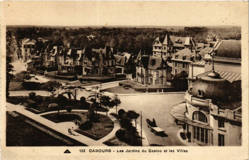 Carte postale ancienne Cabourg - Les Jardins du Casino et les Villas à Cabourg