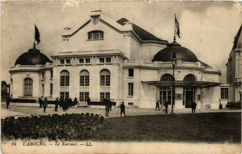 Carte postale ancienne Cabourg - Le Kursaal à Cabourg