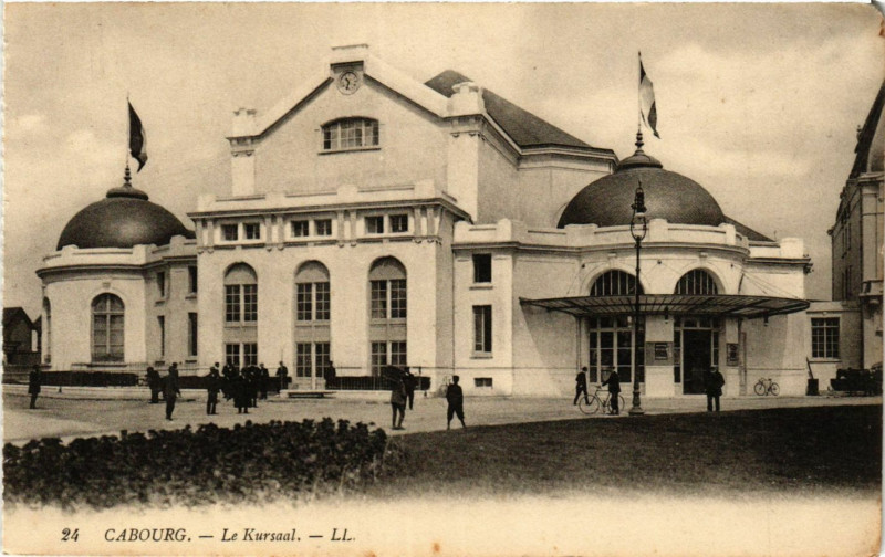 Carte postale ancienne Cabourg - Le Kursaal à Cabourg