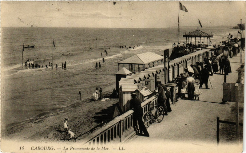 Carte postale ancienne Cabourg - La Promenade de la Mer à Cabourg
