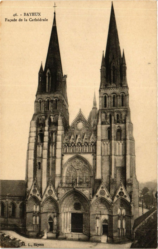Carte postale ancienne Bayeux-Facade de la Cathédrale à Bayeux