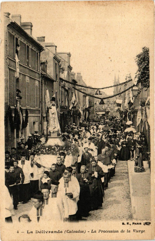 Carte postale ancienne La Delivrande - La Procession de la Vierge