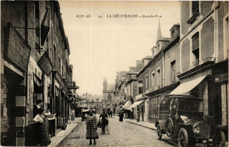 Carte postale ancienne La Delivrande - Grande-Rue
