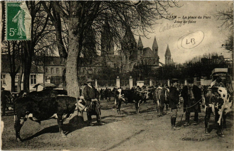 Carte postale ancienne Caen - La Place du Parc Jour de foire à Caen
