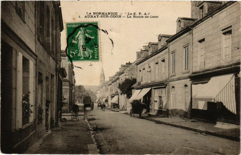 Carte postale ancienne Aunay-sur-Odon - La Route de Caen à Caen