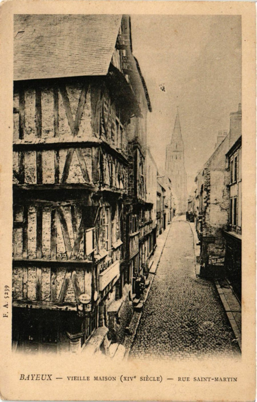 Carte postale ancienne Bayeux - Vieille Maison - Rue Saint-Martin à Bayeux