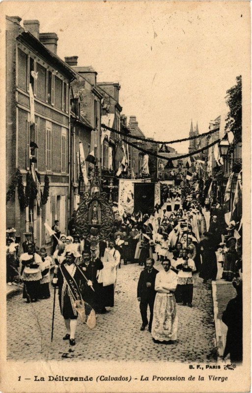Carte postale ancienne La Delivrande - La Procession de la Vierge