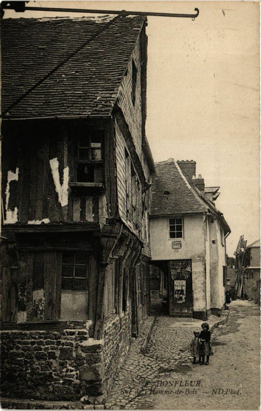 Carte postale ancienne Honfleur - Rue de l'Homme-de-Bois à Honfleur
