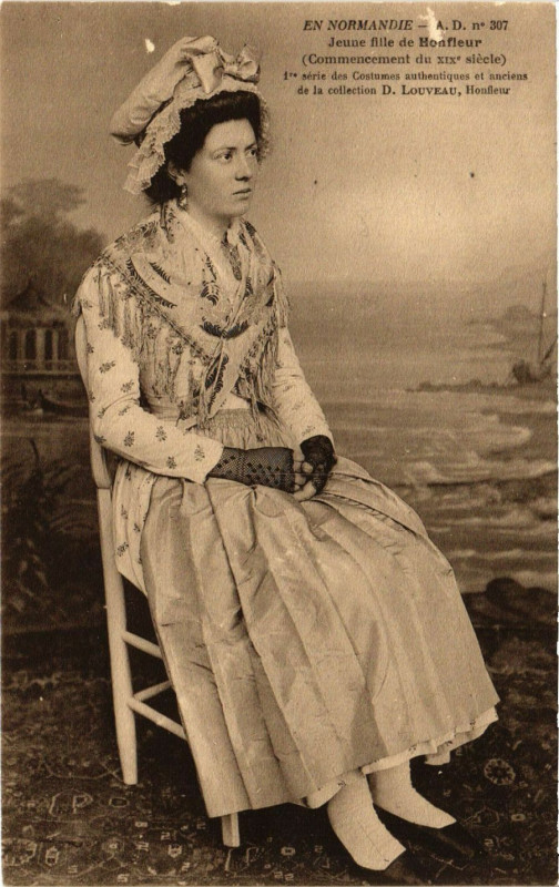 Carte postale ancienne Honfleur - Jeune fille de Honfleur - En Normandie à Honfleur