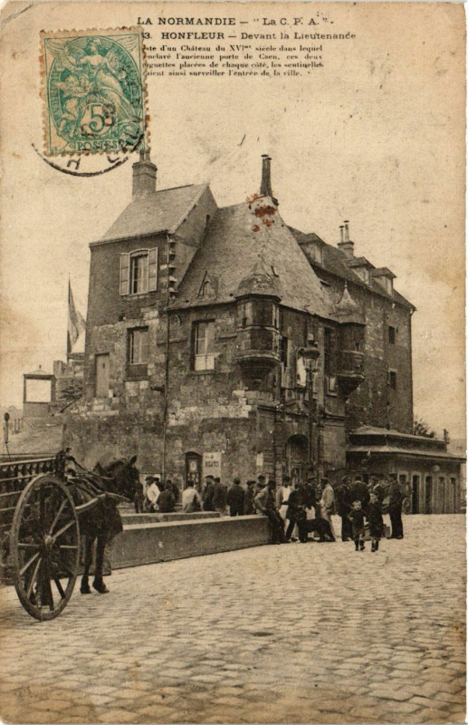 Carte postale ancienne Honfleur - Devant la Liutenance à Honfleur