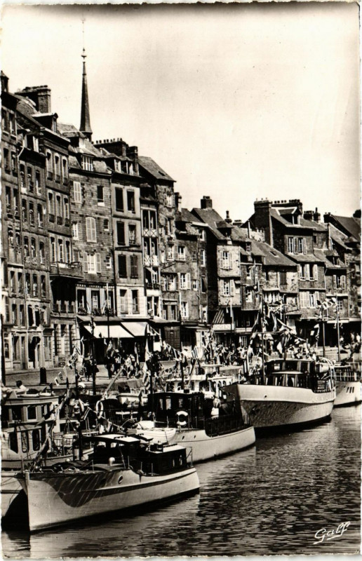 Carte postale ancienne Honfleur - Bassin - Yachts et Quai Sainte-Catherine à Honfleur
