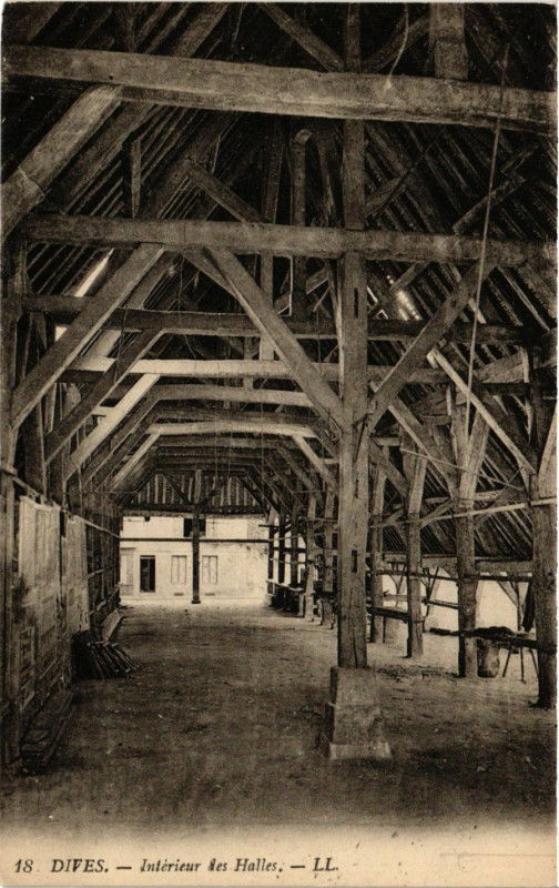 Carte postale ancienne Dives - Interieur des Halles