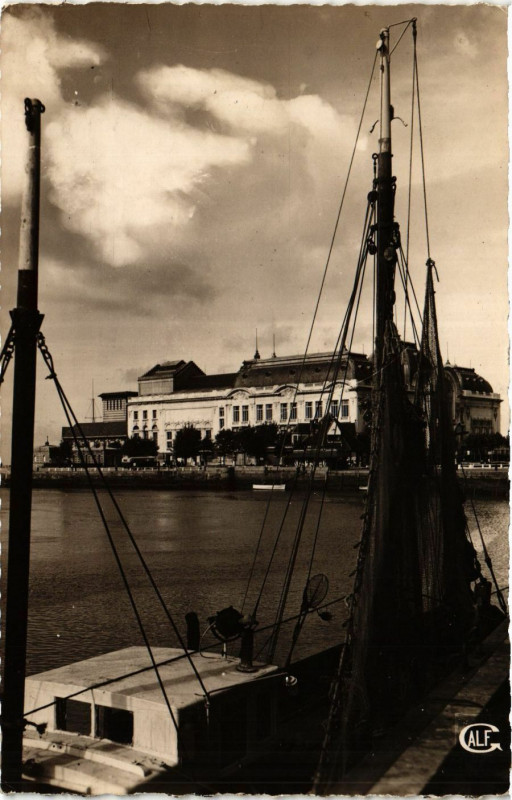 Carte postale ancienne Deauville - Trouville - Le Casino et le Bassin des Yachts à Deauville