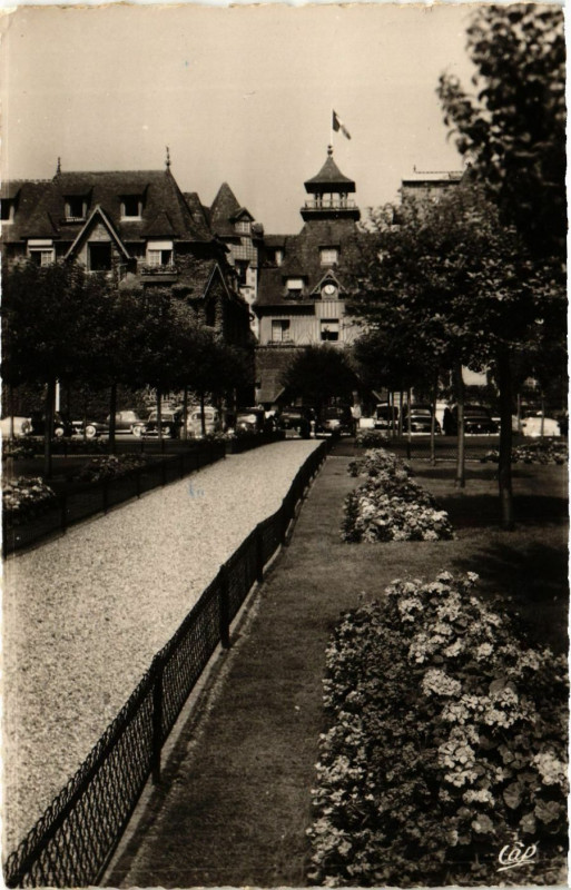 Carte postale ancienne Deauville - Plage Fleurie - Le Normandy Hotel et ses Jardins à Deauville