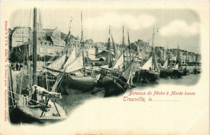 Carte postale ancienne Trouville - Bateaux de Peche a Marée basse