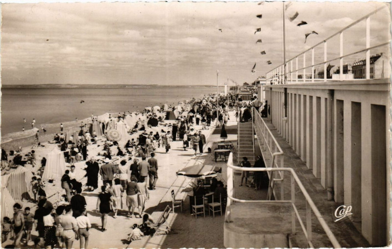 Carte postale ancienne Luc-sur-Mer - Vue d'ensemble de la Plage à Luc-sur-Mer