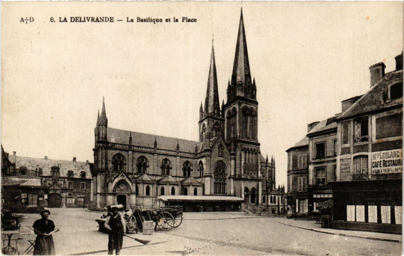 Carte postale ancienne La Delivrande - La Basilique et la Place