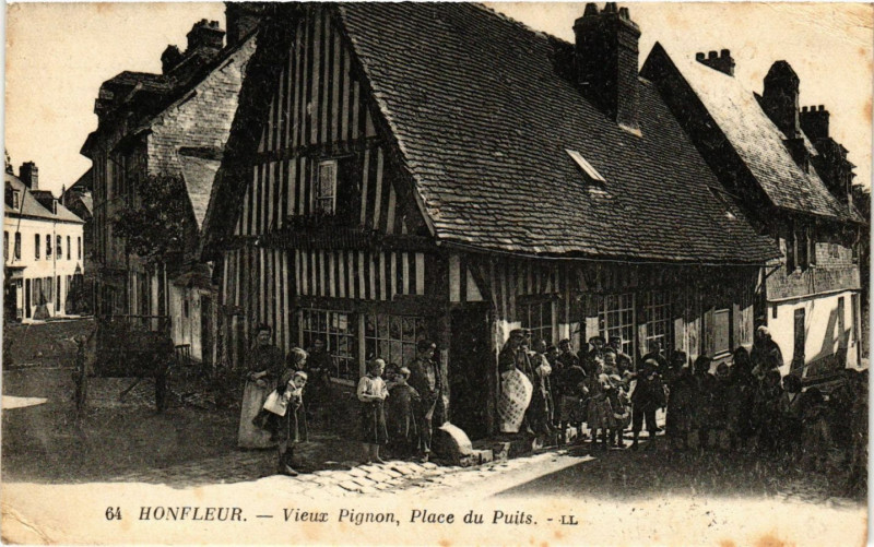 Carte postale ancienne Honfleur - Vieux Pignon - Place du Puits à Honfleur