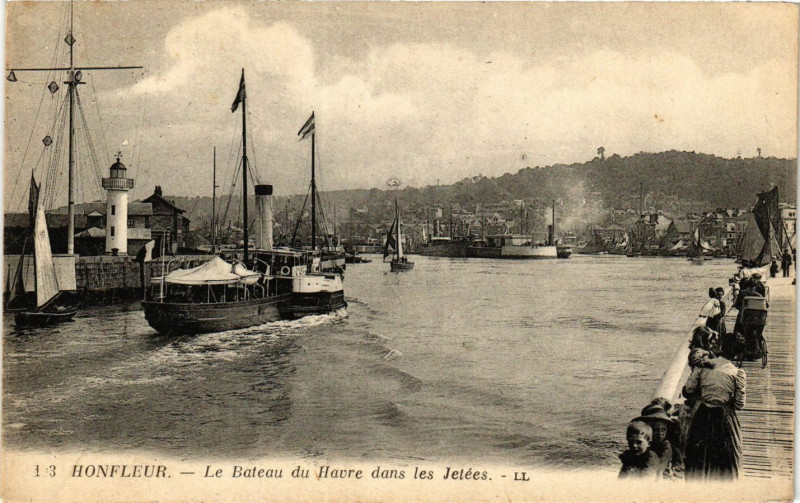 Carte postale ancienne Honfleur - Le Bateau du Havre dans les Jetées à Honfleur