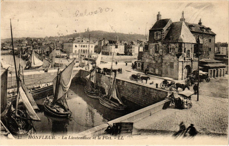 Carte postale ancienne Honfleur - La Liutenance et le Port à Honfleur
