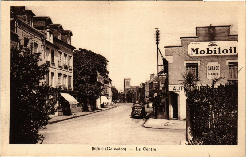 Carte postale ancienne Dozule - Le Centre à Dozulé