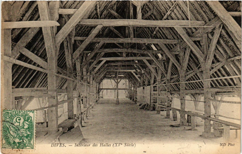 Carte postale ancienne Dives - Interieur des Halles