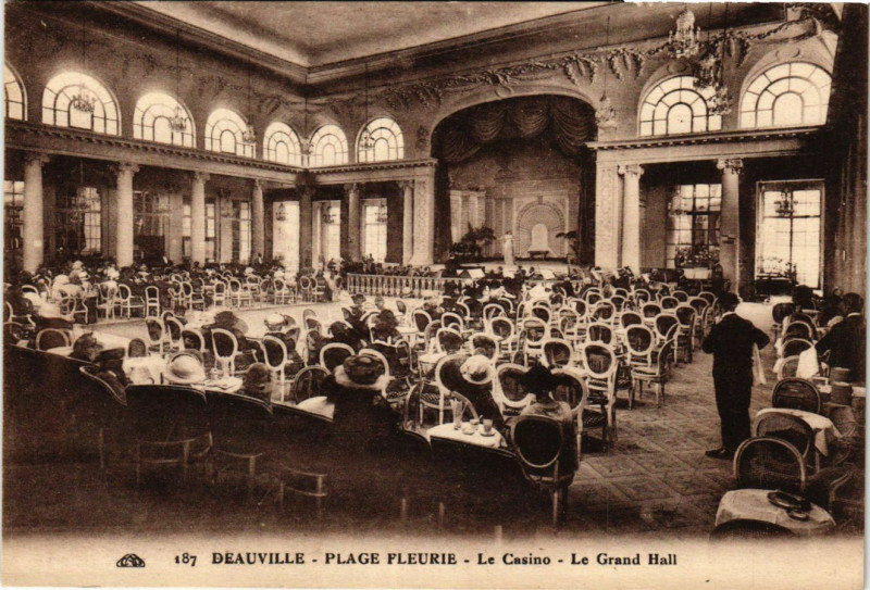Carte postale ancienne Deauville - Plage Fleurie - Le Casino - Le Grand Hall à Deauville