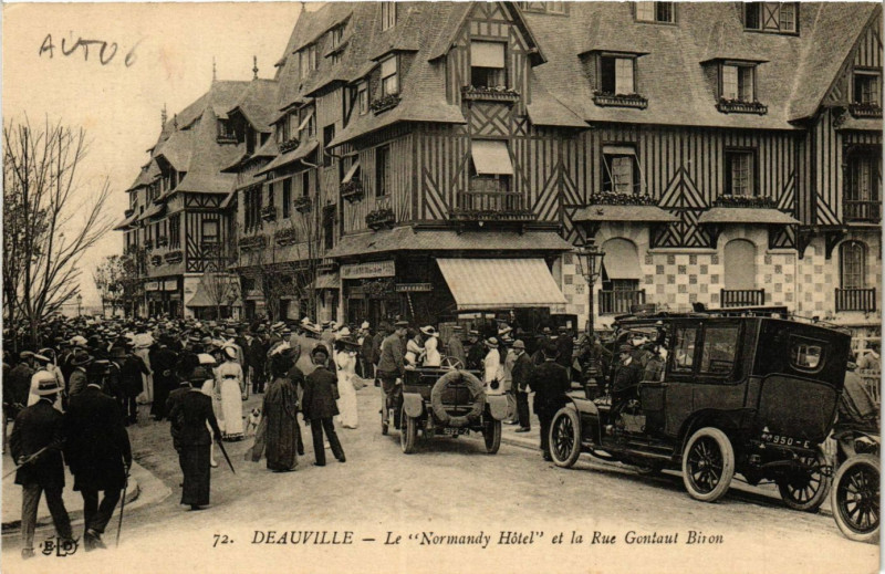 Carte postale ancienne Deauville - Le Normandy Hotel et la Rue Gontaut Biron à Deauville