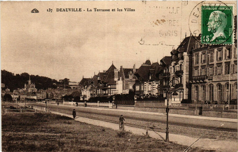 Carte postale ancienne Deauville - La Terrasse et les Villas à Deauville